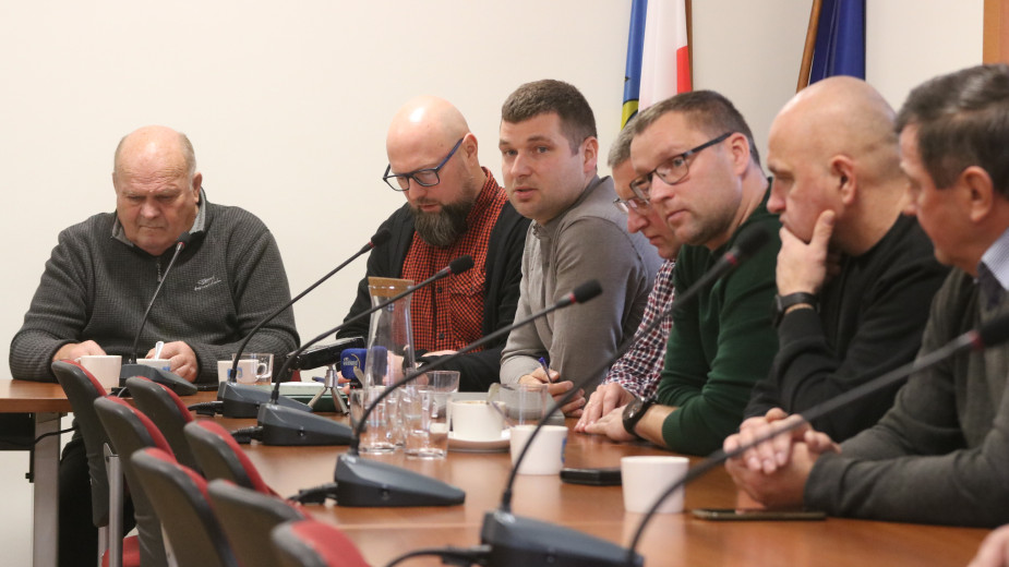 Grupa radnych wzywa wójta Przechlewa do dymisji. Pozwoli mu zachować resztki godności i honoru.  Jest oświadczenie klubu Nowy Kierunek SONDA