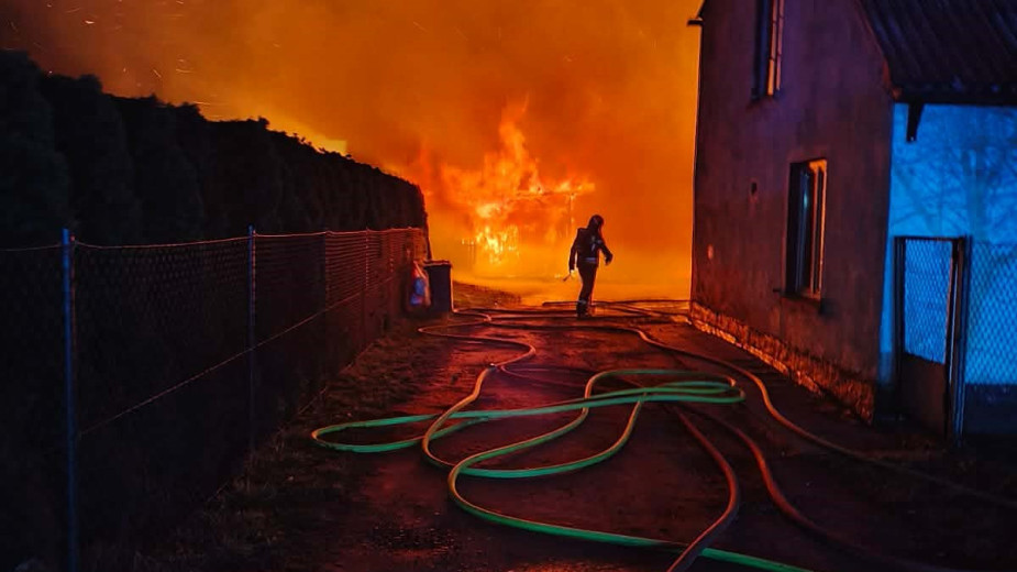 Bohaterska postawa kościerskich policjantów. Uratowali 94-latkę z pożaru domu przy ul. 8 Marca. Bez wahania ruszyli do wnętrza budynku
