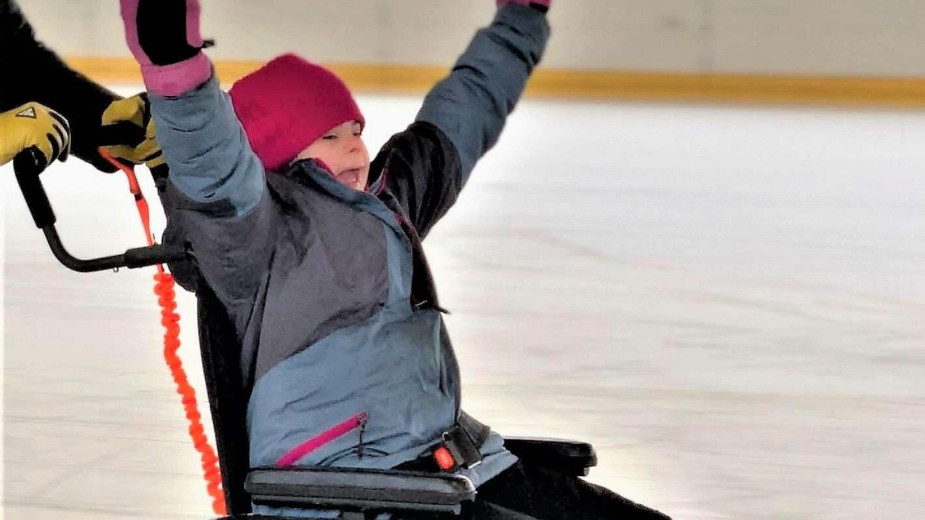 Kościerskie lodowisko bez barier. Miasto kupiło nowy sprzęt dla osób z niepełnosprawnością ruchową