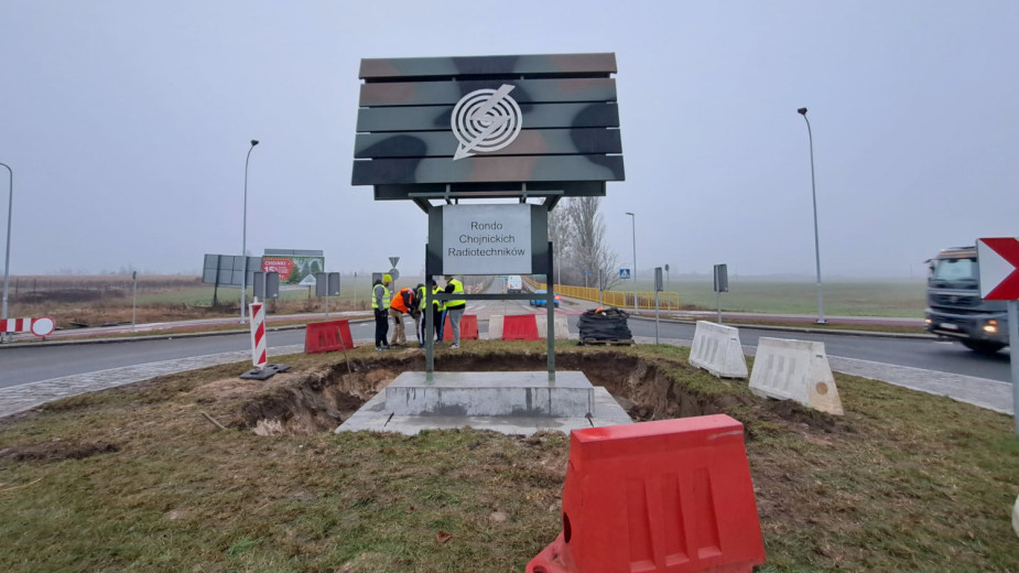 Na Rondzie Chojnickich Radiotechników stanęła makieta radaru. To pamiątka 75 rocznicy Wojsk Radiotechnicznych FOTO