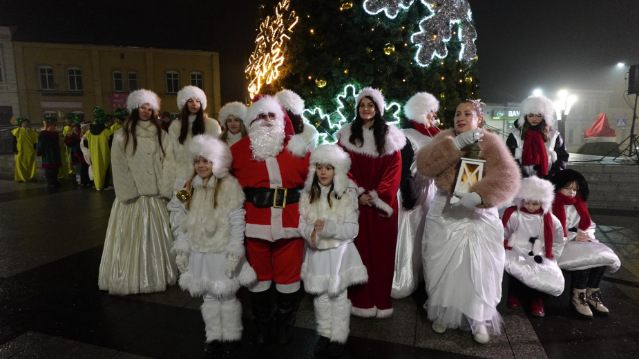 Do Sępólna Krajeńskiego przyjechał święty Mikołaj. Było wspólne śpiewanie i rozświetlenie choinki FOTO