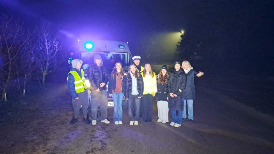 Uczniowie z Wąglikowic i policjanci nagrali film promujący w języku kaszubskim noszenie odblasków WIDEO