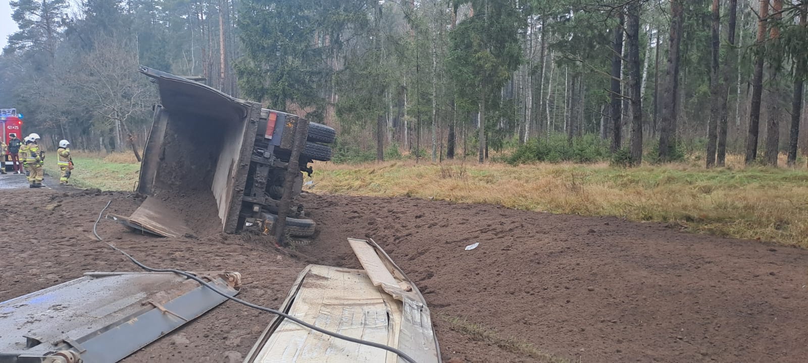 Ciężarówka wjechała do rowu za Rzeczenicą. Kierowca trafił do szpitala, a na drodze krajowej nr 25 są utrudnienia (FOTO)