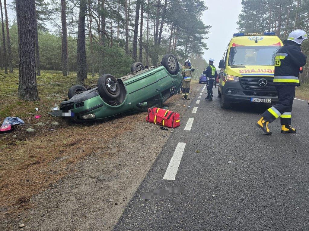 Dachowanie na drodze wojewódzkiej 236 w pobliżu Drzewicza, w gminie Chojnice. Kierująca trafiła pod opiekę Zespołu Ratownictwa Medycznego
