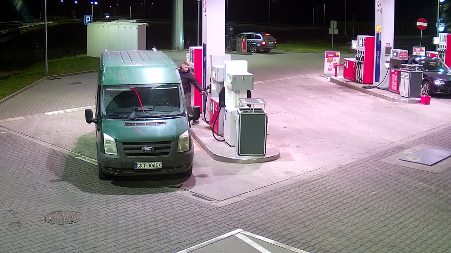 Kościerscy policjanci poszukują sprawcy kradzieży oleju napędowego. Funkcjonariusze publikują zdjęcia z monitoringu