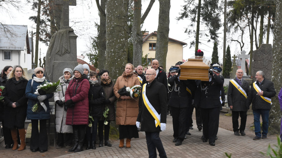 Pogrzeb czerskiego proboszcza Zbigniewa Straszewskiego. Kapłana żegnały tłumy mieszkańców FOTO