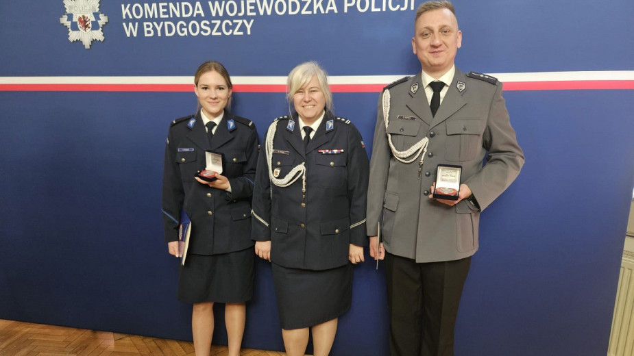 Dwoje sępoleńskich policjantów nagrodzonych Kryształowym sercem za postawę ratującą życie i zdrowie