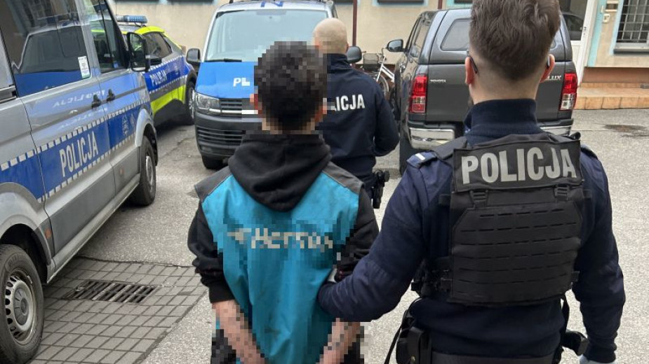 Kierowca audi uciekał przed policją i popełnił wiele wykroczeń. Miał aktywny zakaz prowadzenia