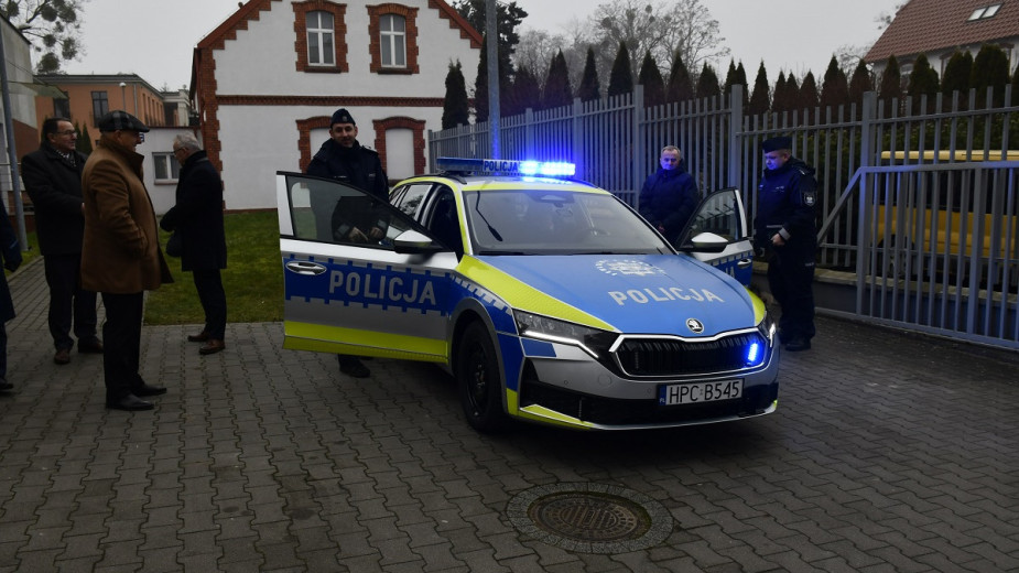 Sępoleńscy policjanci otrzymali nowy radiowóz. Skoda octavia zasili wydział prewencji tutejszej komendy