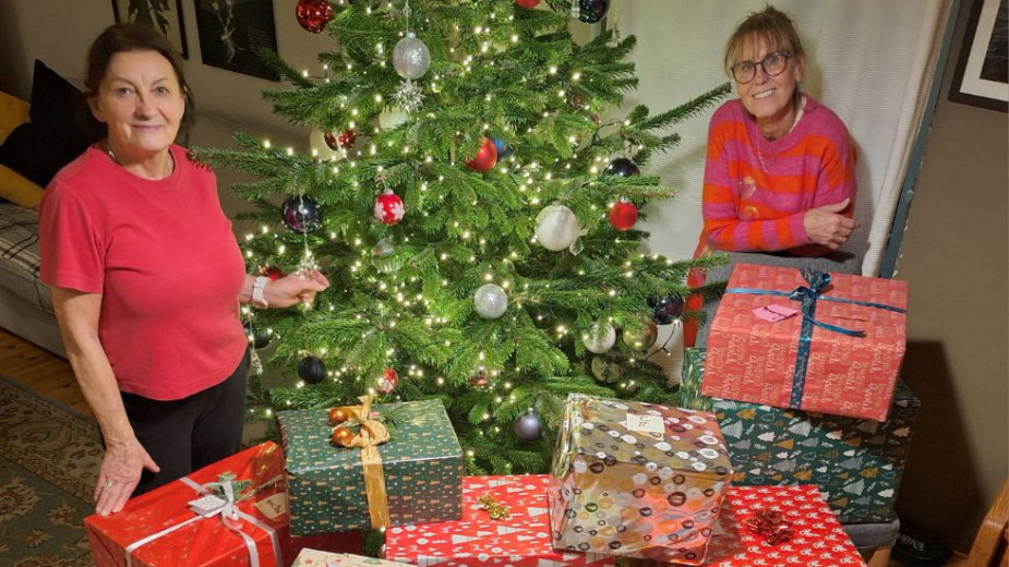 38 starszych i samotnych mieszkańców gminy Chojnice otrzymało świąteczne paczki. Przygotowało je stowarzyszenie Charzy... FOTO