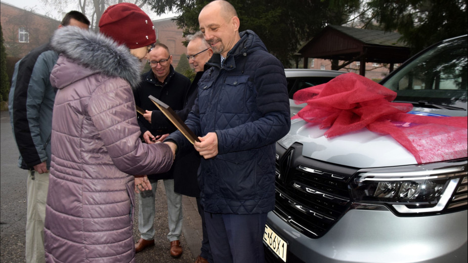 Środowiskowy Dom Samopomocy w Więcborku otrzymał nowego busa do przewozu osób z niepełnosprawnościami FOTO