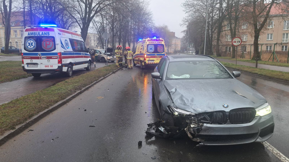 BMW i seat zderzyły się na  ulicy Człuchowskiej w Chojnicach. Ten pierwszy samochód sam zaalarmował służby FOTO
