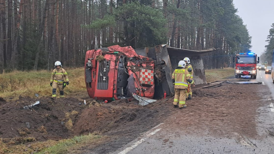 Ciężarówka wjechała do rowu za Rzeczenicą. Kierowca trafił do szpitala, a na drodze krajowej nr 25 są utrudnienia FOTO