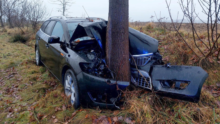 Wypadek w miejscowości Przyjaźnia w gminie Czersk. 22-latka trafiła do szpitala po uderzeniu w drzewo