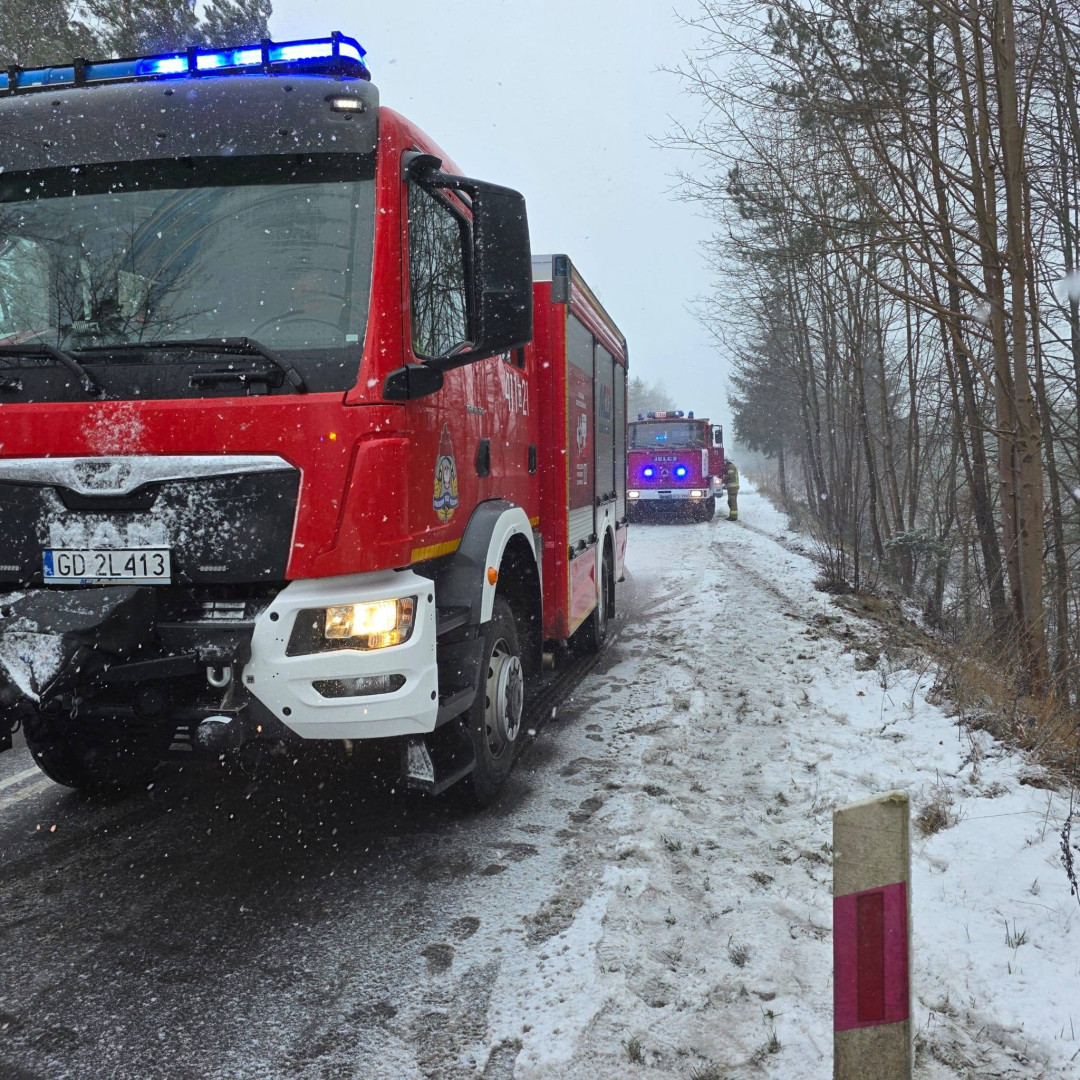 Dachowanie na drodze wojew&oacute;dzkiej 235 koło Męcikała w gminie Brusy. Jedna osoba jest poszkodowana (AKTUALIZACJA)
