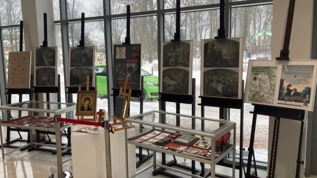 Wystawa w Chojnickim Centrum Kultury. Bogdan Kuffel prezentuje artefakty związane z powstaniem styczniowym