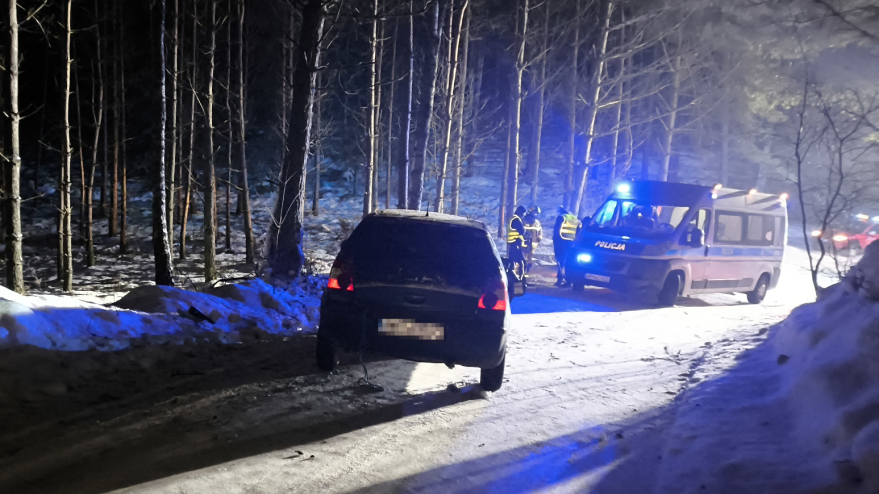 Uciekał przed bytowską policją, bo chciał uniknąć odsiadki. Kierowca volkswagena jazdę zakończył na drzewie (WIDEO)