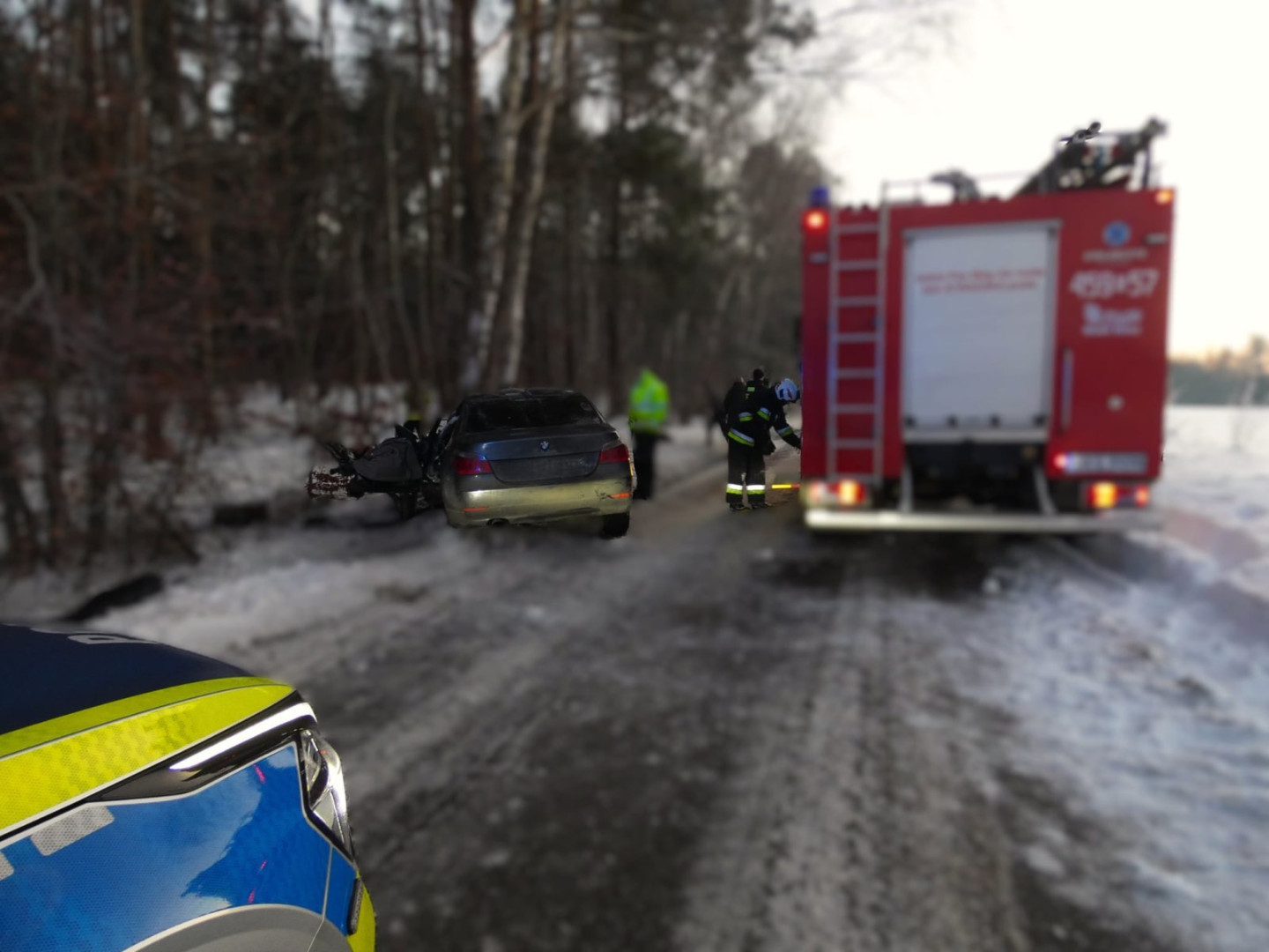 Wypadek drogowy na trasie Nowa Kiszewa - Dębog&oacute;ry w powiecie kościerskim. Kierowca bmw uderzył w drzewo