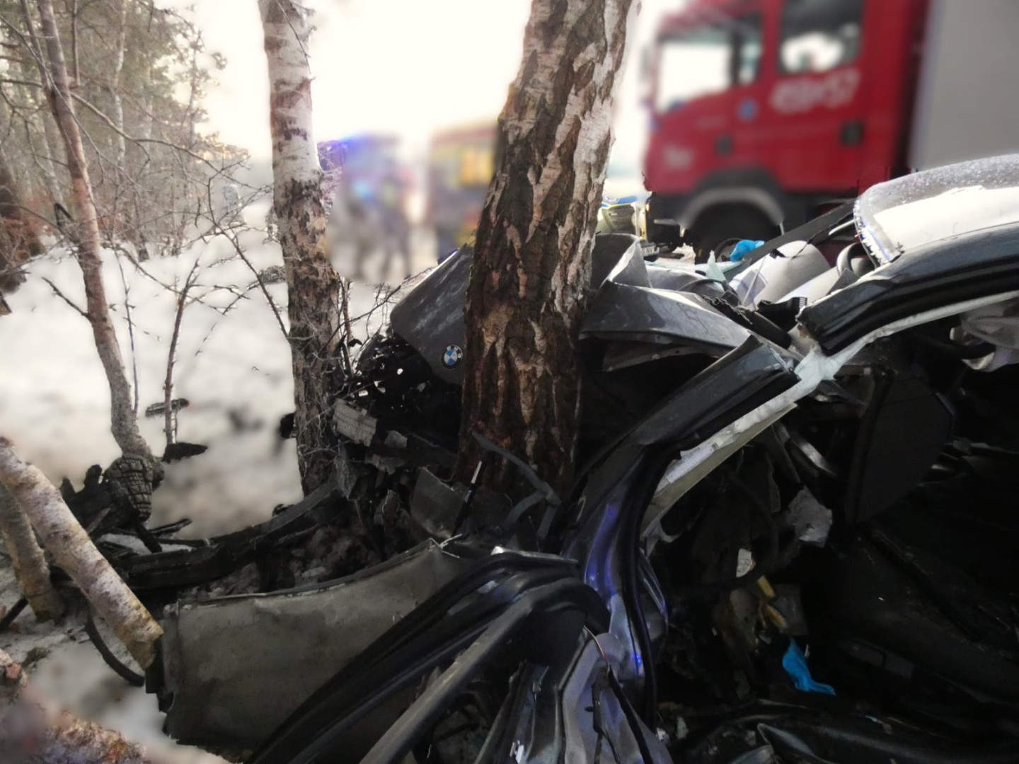 Wypadek drogowy na trasie Nowa Kiszewa - Dębog&oacute;ry w powiecie kościerskim. Kierowca bmw uderzył w drzewo