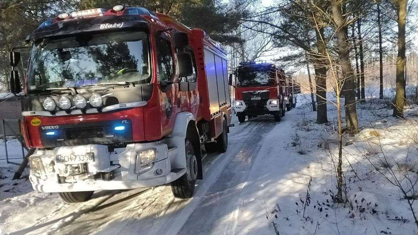 Pożar domku letniskowego w Lutomiu w gminie Czersk. Kobieta z dzieckiem zdołali się ewakuować