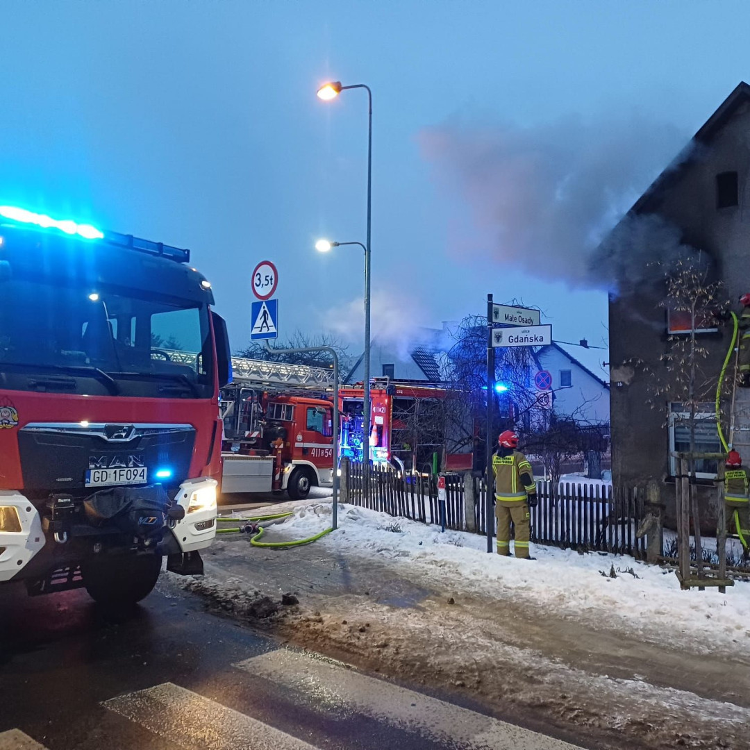 Pożar domu przy ulicy Gdańskiej w Chojnicach. Szczęśliwie obyło się bez rannych (FOTO)