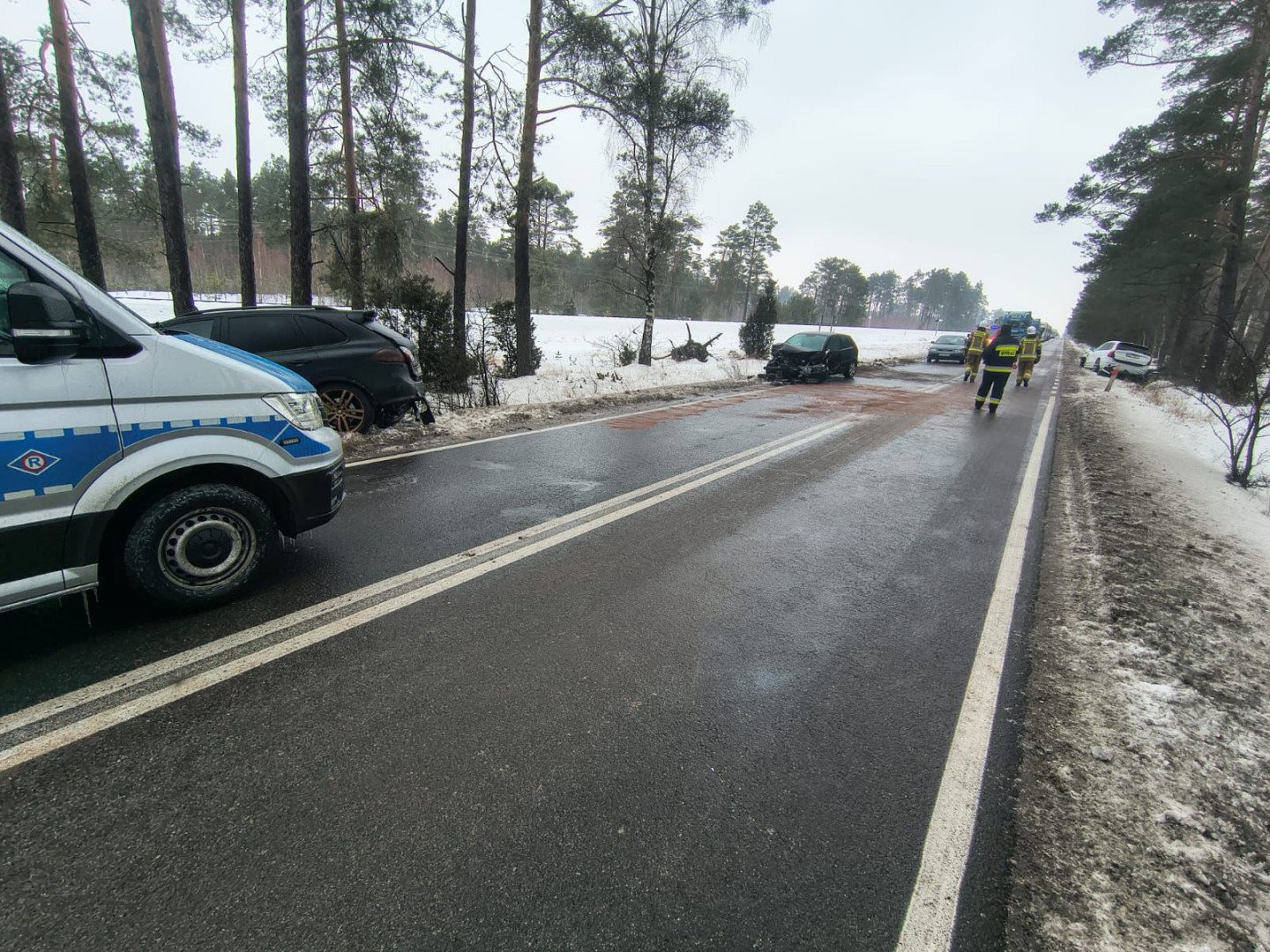 Trudne warunki na drogach w całym regionie. Rośnie liczba utrudnień, wypadk&oacute;w i kolizji (AKTUALIZACJA, FOTO)