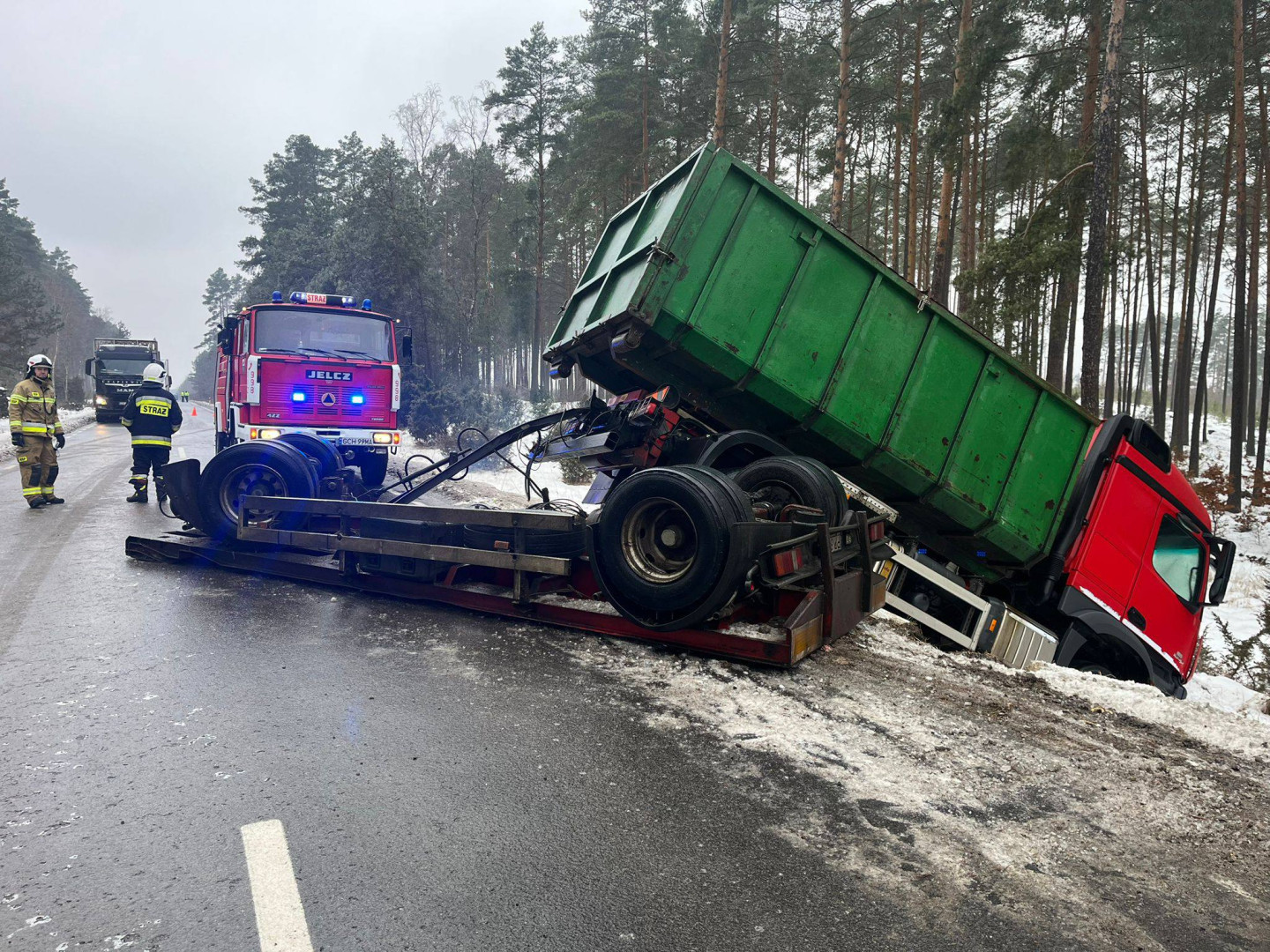 Trudne warunki na drogach w całym regionie. Rośnie liczba utrudnień, wypadk&oacute;w i kolizji (AKTUALIZACJA, FOTO)