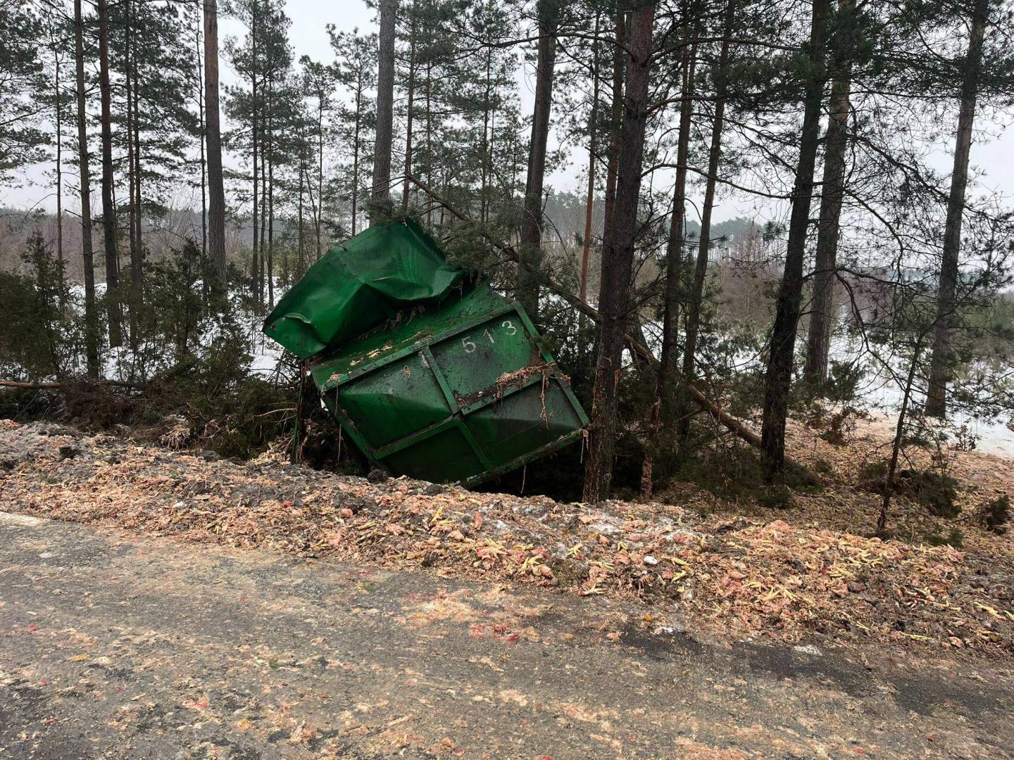 Trudne warunki na drogach w całym regionie. Rośnie liczba utrudnień, wypadk&oacute;w i kolizji (AKTUALIZACJA, FOTO)