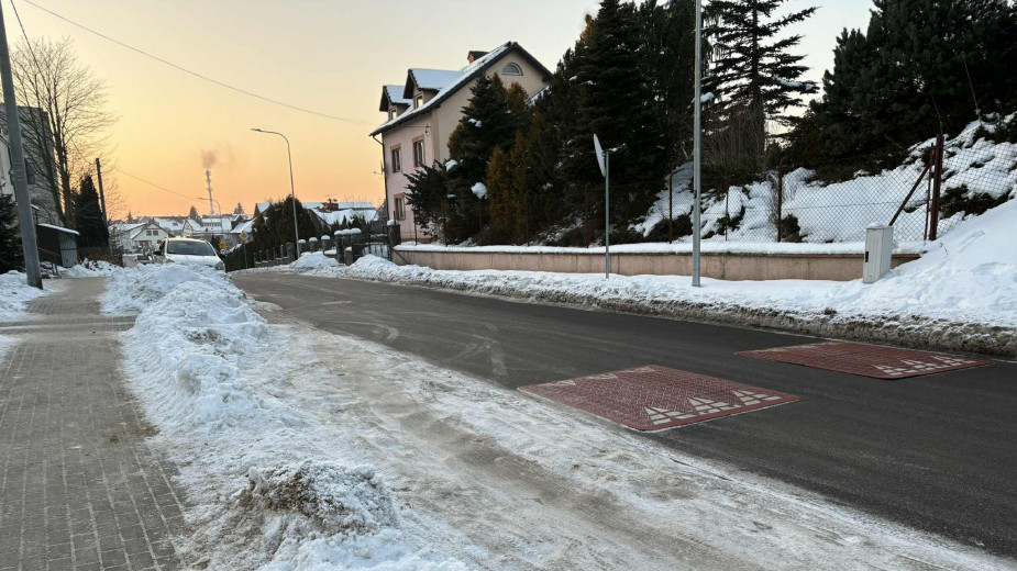 Zima nie odpuszcza, a samorządy w regionie liczą straty. W Kościerzynie na zimowe utrzymanie dróg i chodników wydano już ponad 800 tys. zł