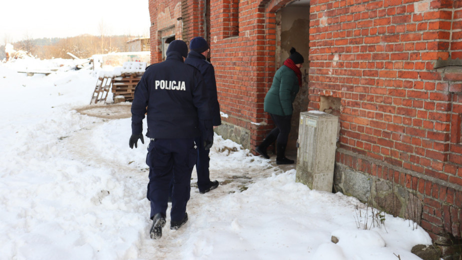 Niskie temperatury stają się niebezpieczne. Bytowscy policjanci pomogli mężczyźnie zagrożonemu wychłodzeniem