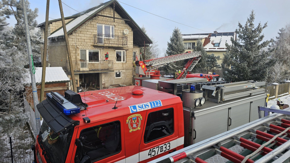 Pożar poddasza w budynku jednorodzinnym w gminie Stara Kiszewa. W akcji gaśniczej brało udział 9 zastępów straży pożarnej