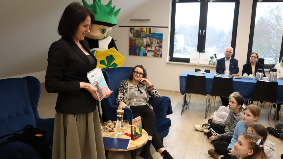 W bibliotece w Tuchomiu odbyła się promocja najnowszej 10. części popularnej serii książek Bycio herbu Kasztan