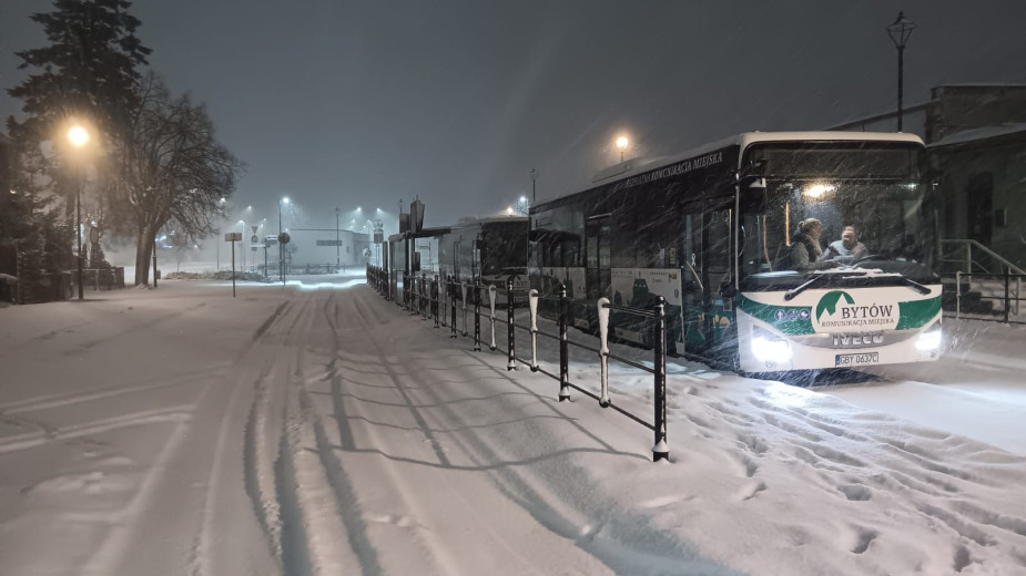Zima dała się we znaki mieszkańcom Bytowa. Ze względu na trudne warunki atmosferyczne autobusy komunikacji miejskiej nie wyjechały w trasy
