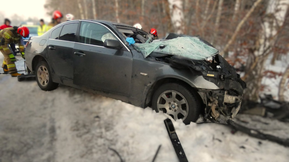 Wypadek drogowy na trasie Nowa Kiszewa - Dębogóry w powiecie kościerskim. Kierowca bmw uderzył w drzewo