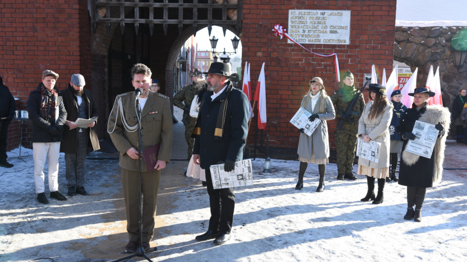Chojnice świętują 106. rocznicę powrotu do Macierzy. Był apel, kwiaty pod Bramą Człuchowską i fragment spektaklu