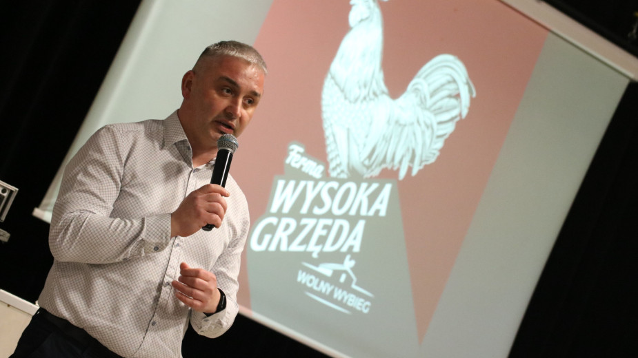 Wójt gminy Człuchów Paweł Gibczyński ma dość oskarżeń, jakie słyszy w związku z planowaną fermą w Dębnicy