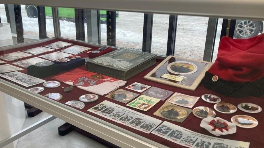 Wystawa w Chojnickim Centrum Kultury. Bogdan Kuffel prezentuje artefakty związane z powstaniem styczniowym