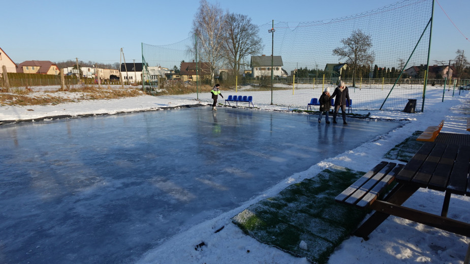 Na stadionie miejskim w Sępólnie Krajeńskim można już korzystać z bezpiecznego lodowiska