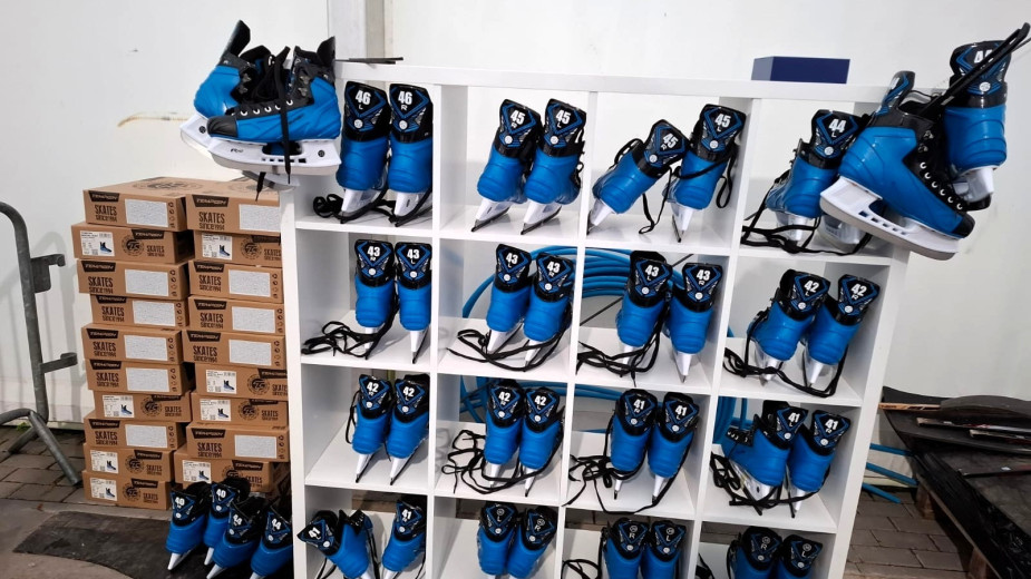 Przy czerskim lodowisku działa wypożyczalnia łyżew. Ze sprzętu można skorzystać za darmo