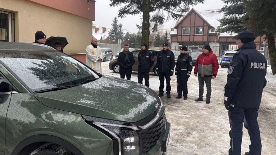 Policjanci z Czerska odebrali nowy samochód służbowy. Hybryda jest warta ponad 150 tys. zł FOTO