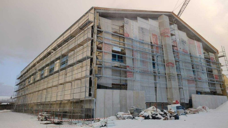 Postępują prace przy budowie pełnowymiarowej hali sportowej w Łubianie, w gminie Kościerzyna