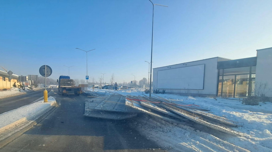 Utrudnienia na ulicy Dworcowej i Wolności w Bytowie. Na jezdnię spadły betonowe płyty