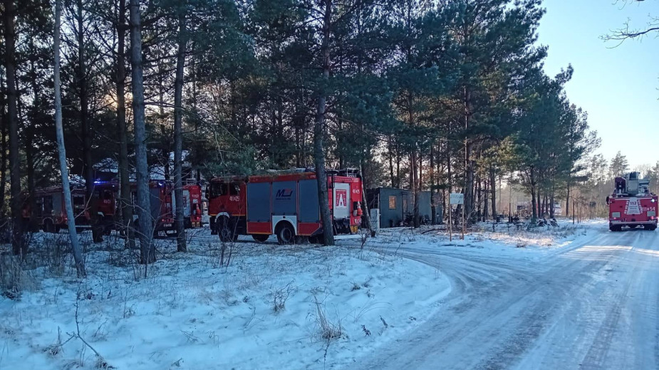 Pożar domku letniskowego w Lutomiu w gminie Czersk. Kobieta z dzieckiem zdołali się ewakuować