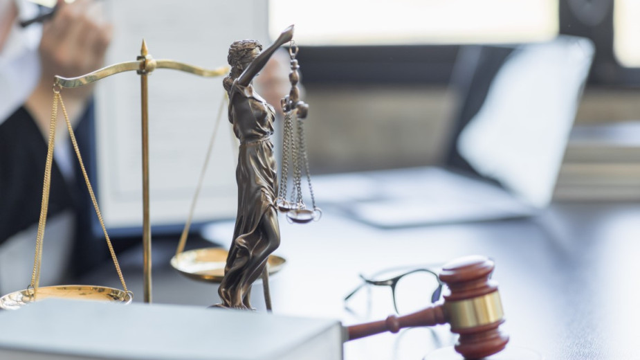 Interesujesz się prawem albo tematyką śledczą? Sprawdź studia, które pozwolą Ci rozwinąć te zainteresowania w praktyce!