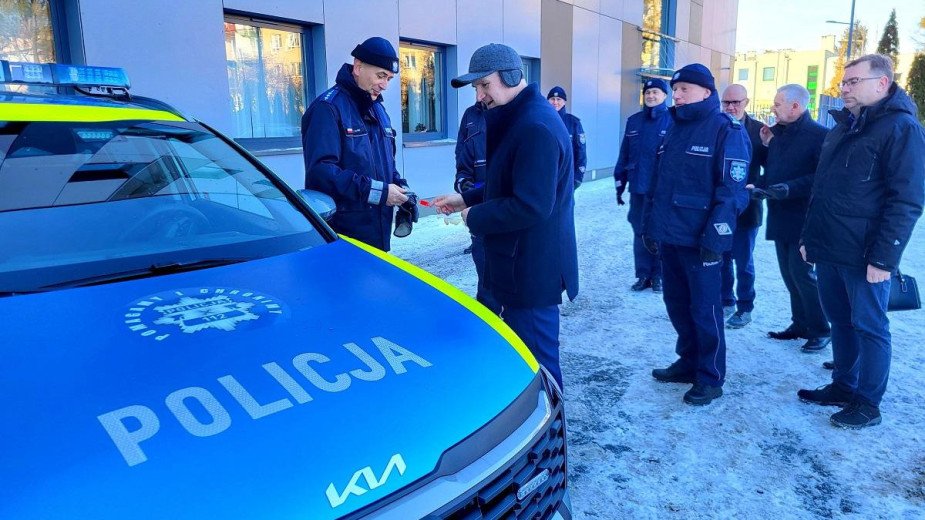 Komenda policji w Tucholi z dwoma nowymi radiowozami. Co niewątpliwie przełoży się na bezpieczeństwo mieszkańców powiatu tucholskiego FOTO