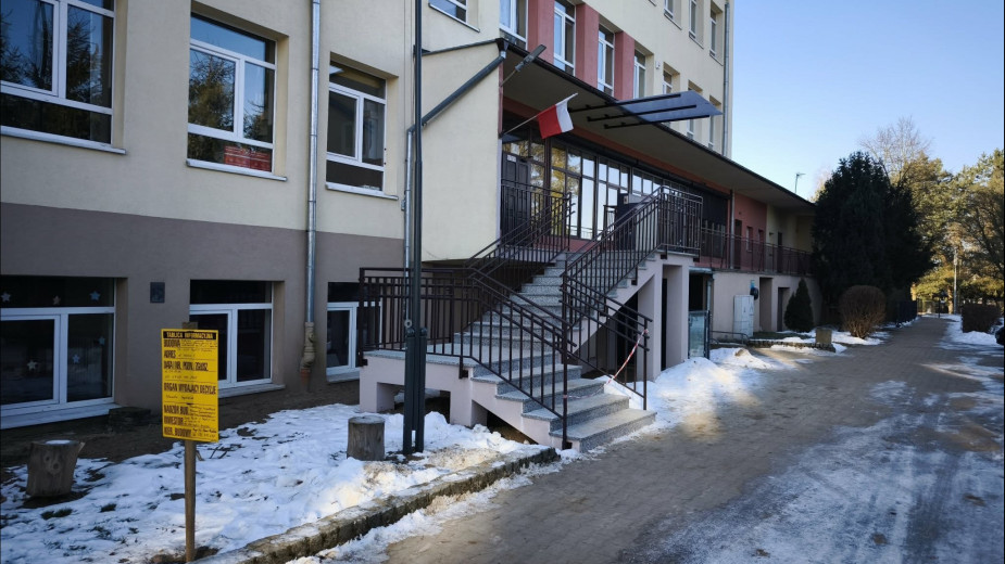 Zakończył się remont schodów przy głównym wejściu do Szkoły Podstawowej nr 3 w Sępólnie Krajeńskim