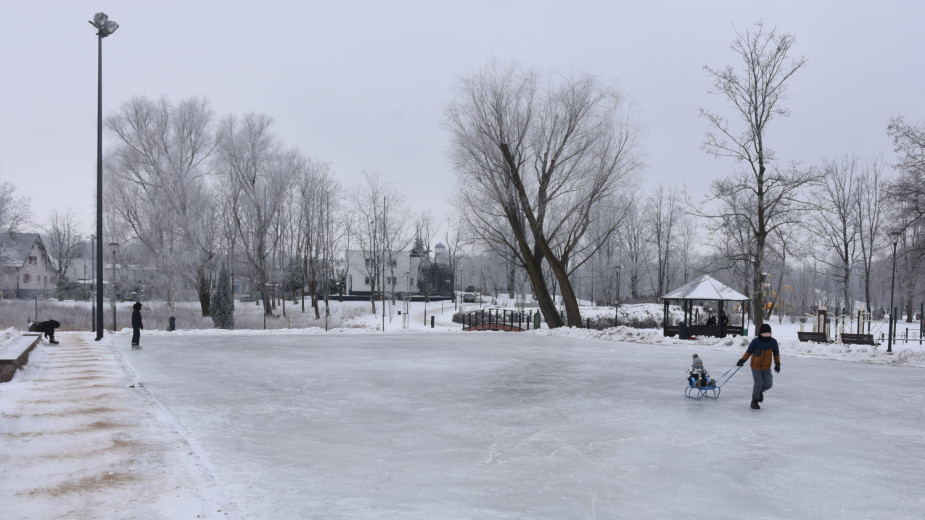 W Chojnicach można już pojeździć na łyżwach. Działa sezonowe lodowisko w Parku Tysiąclecia