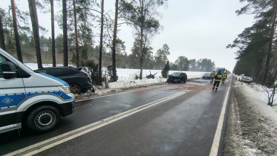 Trudne warunki na drogach w całym regionie. Rośnie liczba utrudnień, wypadków i kolizji FOTO