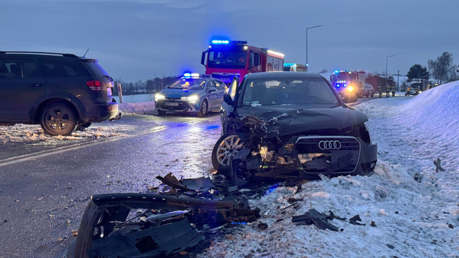 Czołowe zderzenie na krajowej dwudziestce w Mokrzynie w gminie Bytów. Wśród rannych są dzieci