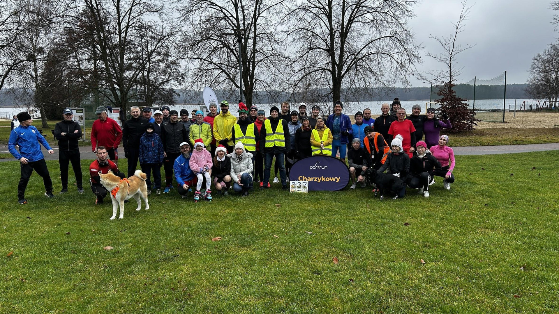 "Spotykamy się 343 raz i obchodzimy nasze &oacute;sme urodziny". W sobotę jubileuszowy PARKRUN CHARZYKOWY